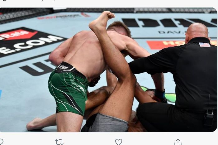 Aksi Dricus Du Plessis membuat jagoan yang juga seorang polisi, Trevin Giles kalah mengenaskan pada UFC 264 Minggu (11/7/2021).