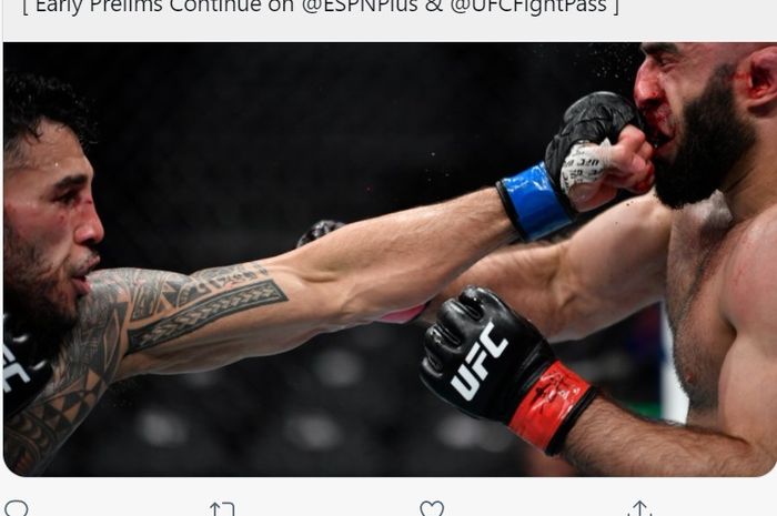 Bentrok ganas antara Brad Tavares (kiri), dengan Omari Akhmedov (kanan) pada UFC 264 lalu (11/7/2021).