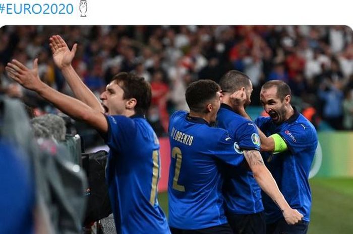 Kapten timnas Italia, Giorgio Chiellini (kanan), merayakan gol Leonardo Bonucci dalam laga final EURO 2020 kontra timnas Inggris di Stadion Wembley, Minggu (11/7/2021).