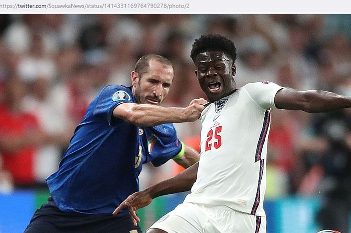 Bek timnas Italia, Giorgio Chiellini, melanggar winger timnas Inggris, Bukayo Saka, dalam laga final EURO 2020 di Stadion Wembley, Minggu (11/7/2021).