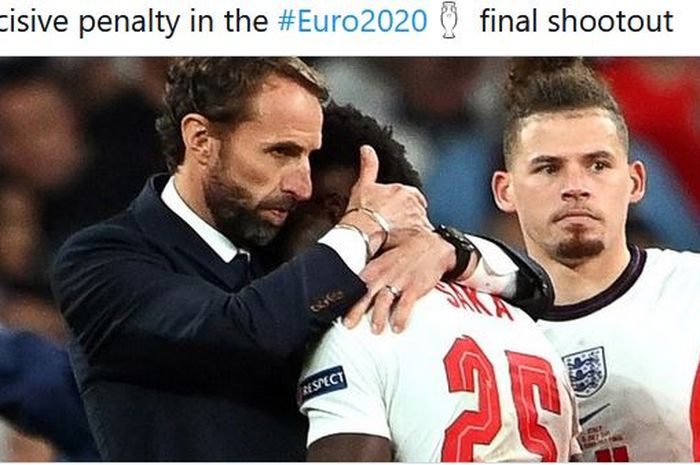 Pelatih Timnas Inggris Gareth Southgate memeluk erat Bukayo Saka seusai gagal penalti yang menentukan dalam laga final Euro 2020 kontra Timnas Italia di Stadion Wembley, London, Minggu (11/7/2021) atau Senin dini hari WIB.