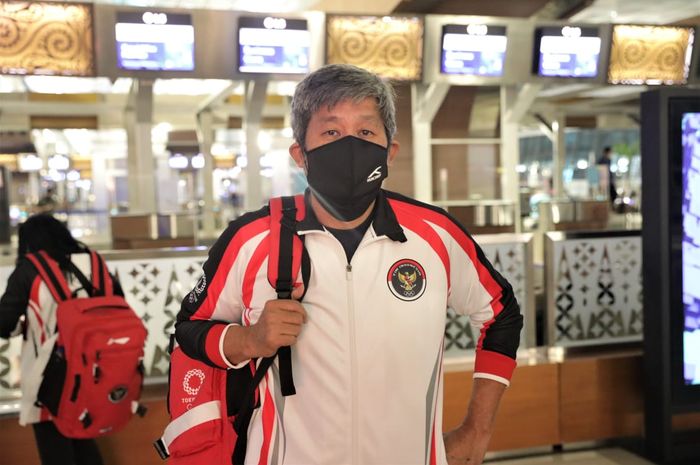 Pelatih ganda putra Indonesia, Herry IP menjelang berangkat ke Tokyo di Bandara Soekarno Hatta, Tangerang.
