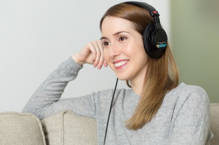Mendengarkan musik bisa redakan stres dan perbaiki mood.