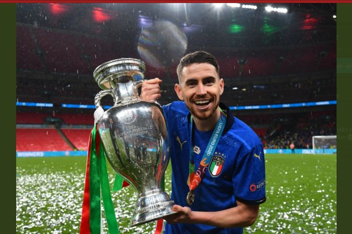 Momen Jorginho berpose dengan trofi EURO 2020 usai timnas Italia berhasil mengalahkan timnas Inggris di babak final.