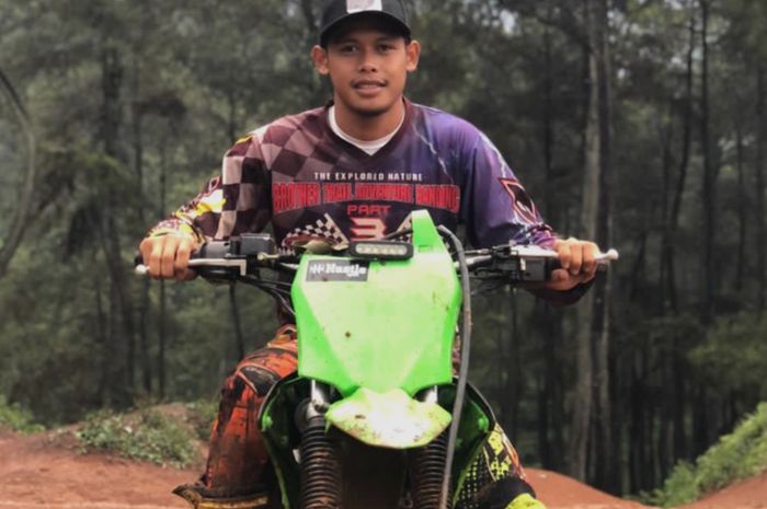 Penyerang Muda Persija Jakarta, Taufik Hidayat saat menjalani hobinya naik sepeda trail.