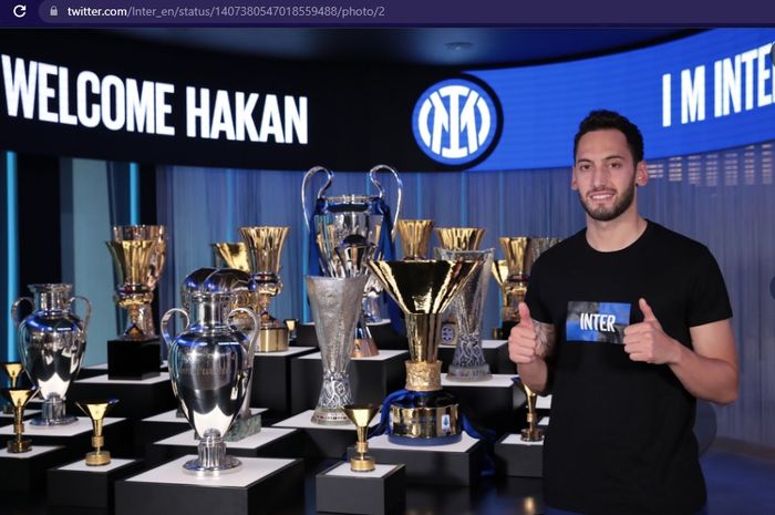 Gelandang asal Turki, Hakan Calhanoglu, pindah dari AC Milan ke Inter Milan