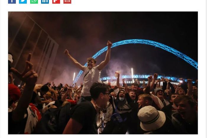 Suporter timnas Inggris yang tidak memiliki tiket final Piala Eropa 2020 berkumpul di depan Stadion Wembley, London.