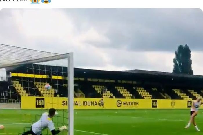 Cara Erling Haaland mengeksekusi penalti di sesi latihan Borussia Dortmund menjadi impian semua orang saat menendang bola dari titik putih.