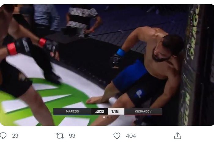 Momen ajang tarung MMA selain UFC, ACA 126 kala, Husein Kushagov memukul KO Antonio Marcos (kanan) Jumat (16/7/2021) di Sochi, Rusia.