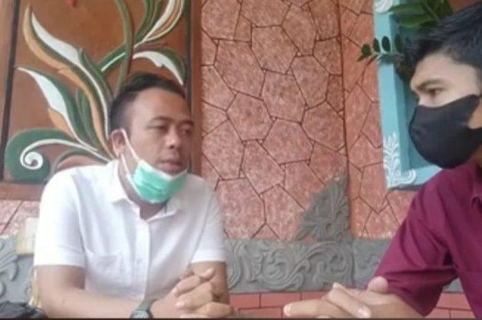 Ahli waris Mak Erot, Aa Aby Abdullah (kiri)