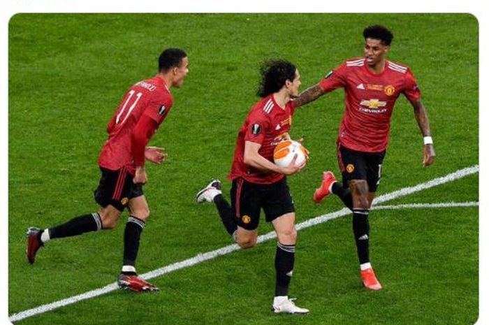 Tiga striker Manchester United, Marcus Rashford (kanan), Edinson Cavani, dan Mason Greenwood, ketika merayakan gol dalam sebuah laga Liga Europa.