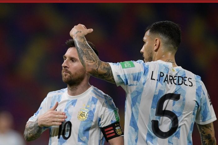 Leandro Paredes (kanan) dan Lionel Messi (kiri) saat merayakan gol untuk timnas Argentina.