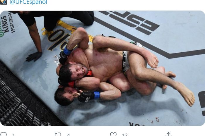 Islam Makhachev (bawah) kala mencekik Thiago Moises (atas) di UFC Vegas 31, Minggu (18/7/2021) WIB.