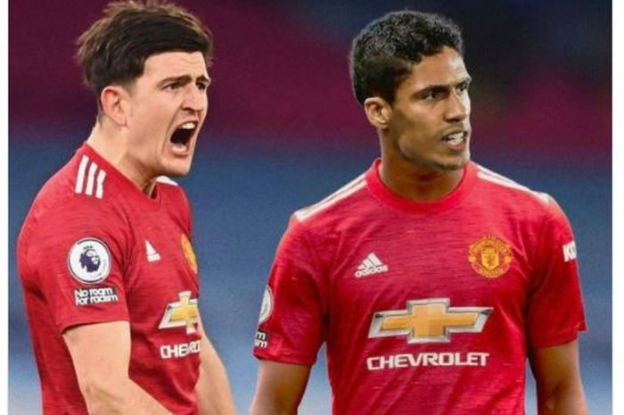 Ilustrasi Raphael Varane (kanan) dan Harry Maguire dalam seragam Manchester United.