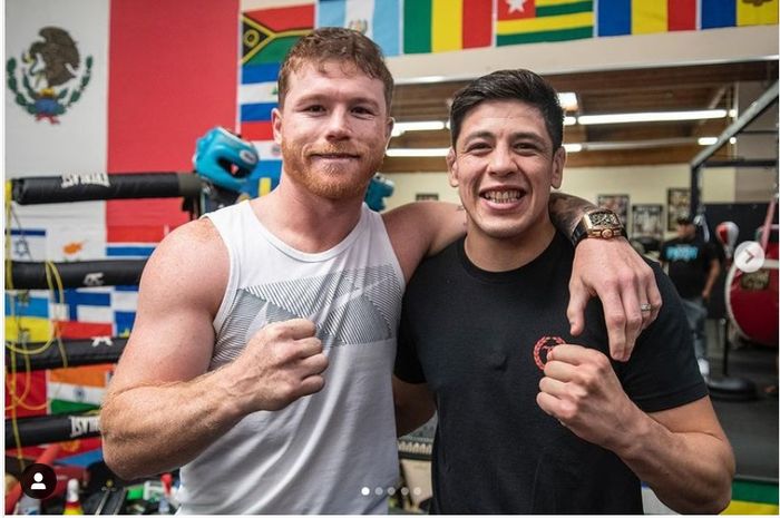 Raja tinju dunia, Canelo Alvarez, dan raja kelas terbang UFC, Brandon Moreno. 