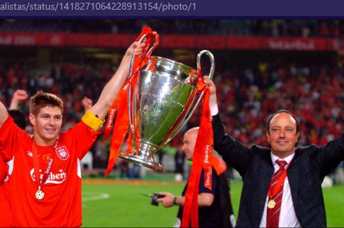 Eks pemain dan pelatih Liverpool, Steven Gerrard dan Rafael Benitez, saat mengangkat trofi Liga Champions pada musim 2004-2005. 