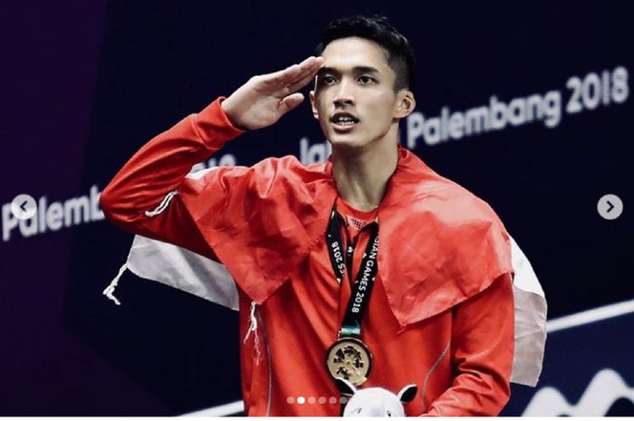 Jonatan Christie memberi hormat seusai pengalungan medali emas tunggal putra bulu tangkis Asian Games 2018 di Jakarta.