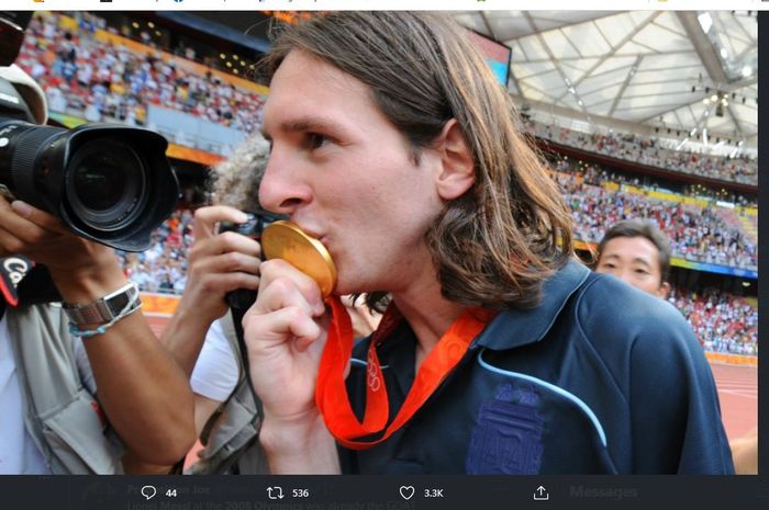 Lionel Messi mencium medali emas Olimpiade 2008 di Beijing yang dimenangi timnas Argentina.