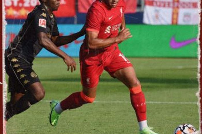 Alex Oxlade-Chamberlain saat Liverpool mengalahkan FC Mainz 05 di Salzburg, Austria pada Jumat (23/7/2021).