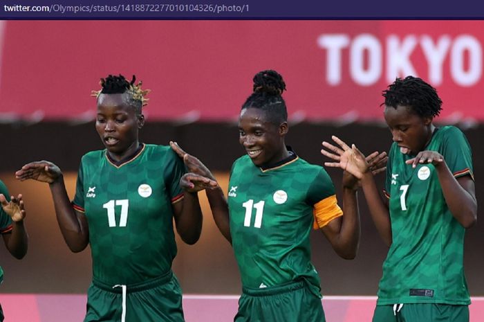 Pemain Zambia, Barbra Banda (tengah) mencetak tiga gol dalam laga fase grup Olimpiade Tokyo 2020 melawan China di Stadium Miyagi pada Sabtu (24/7/2021) pukul 15.00 WIB