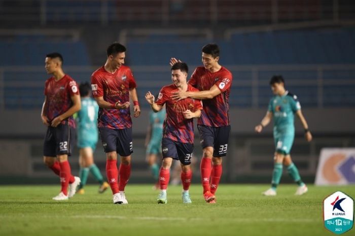 Para pemain Sangju Sangmu merayakan gol Park Sang-hyeok ke gawang Ansan Greeners dalam laga pekan ke-22 K-League 2, Sabtu (24/7/2021).