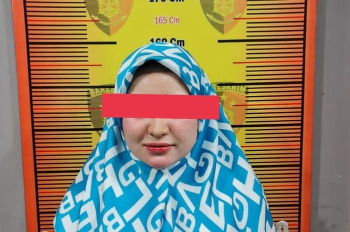 Foto asli Barbie Aceh Herlin Kenza saat berada di kantor Polres Lhoseumawe menjadi sorotan.