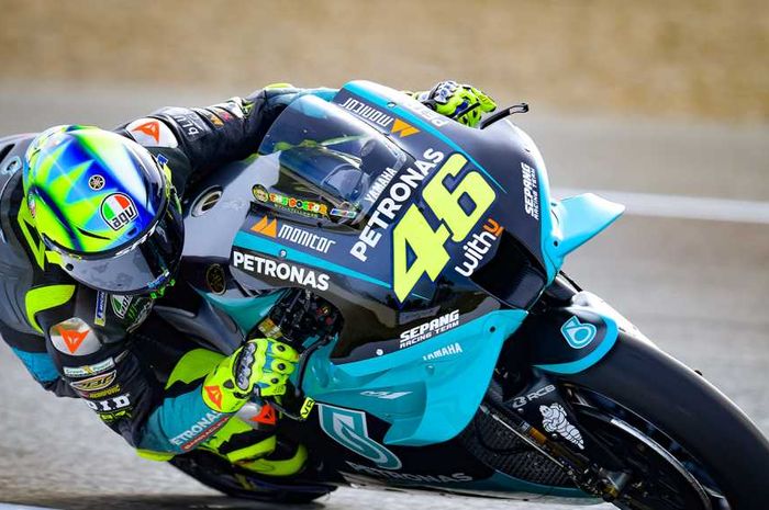 Pembalap MotoGP, Valentino Rossi tengah bermanuver bersama motornya.