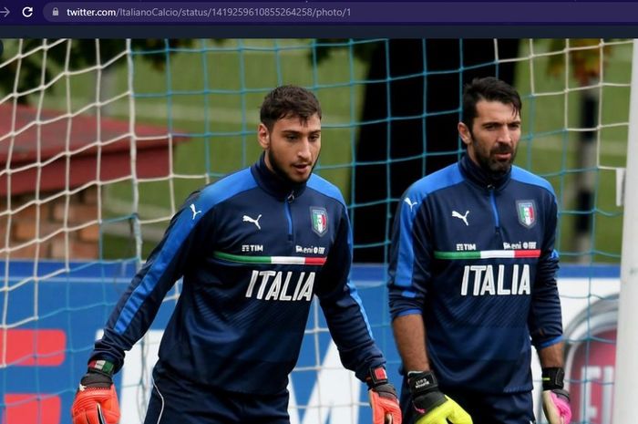 Gianluigi Buffon (kanan) dan Gianluigi Donnarumma saat berlatih dengan timnas Italia