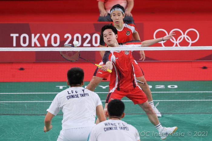 Aksi pasangan ganda putra Indonesia, Marcus Fernaldi Gideon/Kevin Sanjaya Sukamuljo (merah), saat menghadapi Lee Yang/Wang Chi-lin dari Taiwan pada penyisihan grup Olimpiade Tokyo 2020 di Musashino Forest Plaza, Jepang, 27 Juli 2021. 