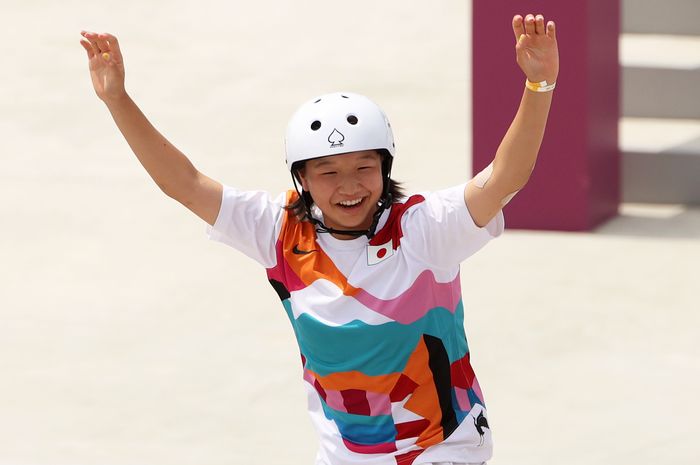 Skater putri Jepang, Momiji Nishiya, melakukan selebrasi usai berhasil menyelesaikan trick pada babak final street skateboarding Olimpiade Tokyo 2020 di Ariake Sports Park Skateboarding, Senin (26/7/2021).