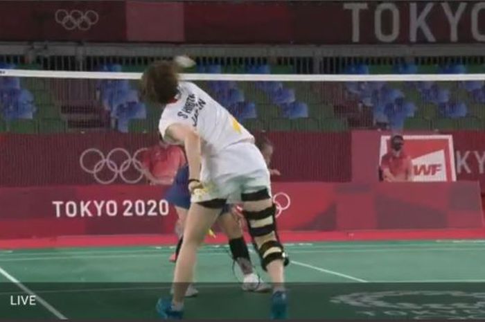 - Pemain ganda putri Jepang, Sayaka Hirota mencuri perhatian dengan tampil dengan penyangga lutut di Olimpiade Tokyo 2020.