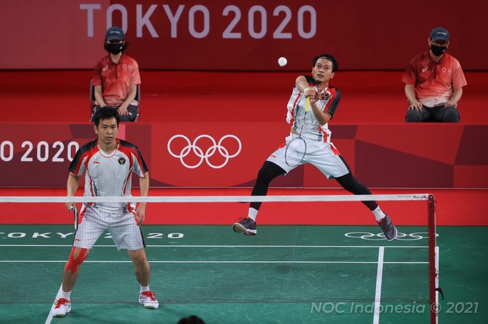 Aksi Mohammad Ahsa/Hendra Setiawan pada laga terakhir babak penyisihan Olimpiade Tokyo 2020, Selasa (27/7/2021)