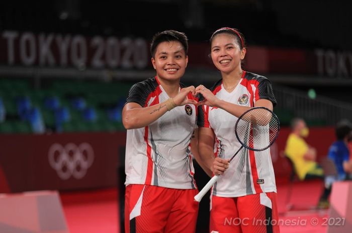 Pasangan ganda putri Indonesia, Greysia Polii/Apriyani Rahayu, berpose setelah menjadi juara grup Olimpiade Tokyo 2020 di Musashino Forest Sport Plaza, Selasa (27/7/2021).