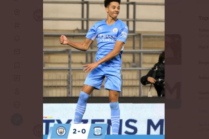 Pemain muda Manchester City, Samuel Edozie usai mencetak gol ke gawang Preston End, di CFA Stadium, Selasa (27/7/2021).