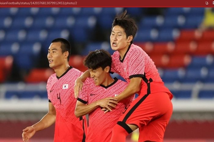 Para pemain timnas Korea Selatan merayakan gol ke gawang timnas Honduras dalam matchday ketiga babak penyisihan Grup B Olimpiade Tokyo 2020 cabor sepak bola putra, Rabu (28/7/2021).