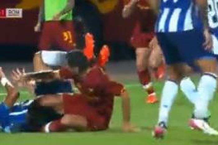 Perkelahian Pepe dan Henrikh Mkhitaryan saat AS Roma menahan imbang Porto dengan skor  1-1 di Stadion Campo Bela Vista, Portugal pada Rabu (28/7/2021)