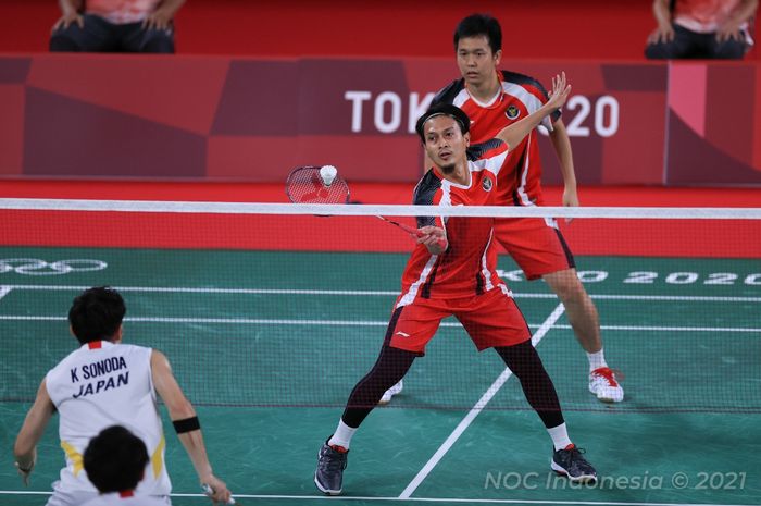 Pasangan ganda putra Indonesia, Mohammad Ahsan/Hendra Setiawan, saat menjalani pertandingan melawan Takeshi Kamura/Keigo Sonoda (Jepang) pada babak perempat final Olimpiade Tokyo 2020 di Musashino Forest Sport Plaza, Tokyo, Jepang, Kamis (29/7/2021).