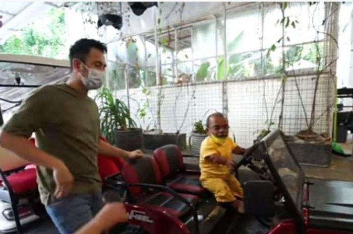 Diberi sekotak durian, <a href='https://manado.tribunnews.com/tag/raffi-ahmad' title='Raffi Ahmad'>Raffi Ahmad</a> membalas dengan hadiahi <a href='https://manado.tribunnews.com/tag/ucok-baba' title='Ucok Baba'>Ucok Baba</a> mobil baru nan mewah 
