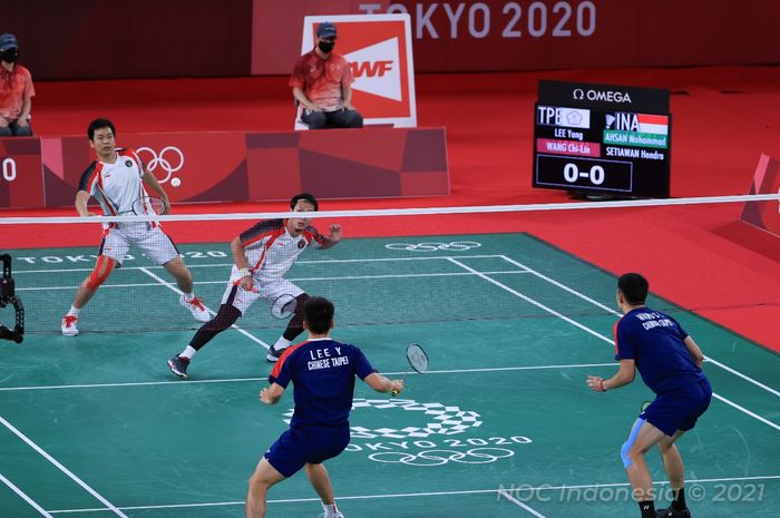 Pasangan ganda putra Indonesia, Mohammad Ahsan/Hendra Setiawan, saat bertanding pada babak semifinal Olimpiade Tokyo 2020 melawan Lee Yang/Wang Chi Lin (Taiwan) di Musashino Forest Plaza, Tokyo, Jumat (30/7/2021).