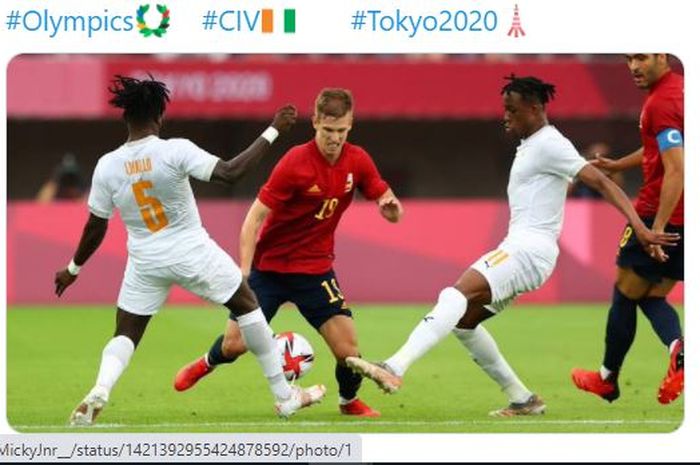 Dani Olmo (tengah) kala beraksi dalam laga timnas U-23 Spanyol melawan U-23 Pantai Gading pada babak perempat final Olimpiade Tokyo 2020 cabor sepak bola.