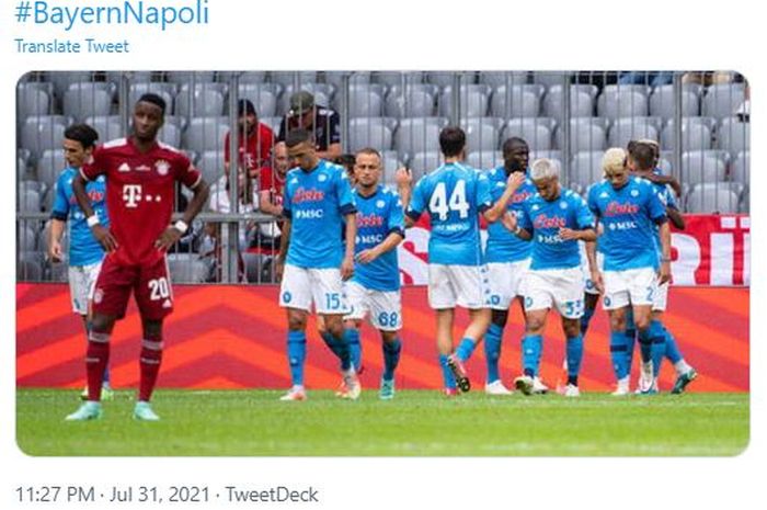 Pemain Bayern Muenchen, Bouna Sarr (depan) tampak lesu setelah timnya kebobolan dalam sebuah laga uji coba pramusim, sedangkan di belakangnya pemain Napoli merayakan gol yang dicetak Victor Osimhen.