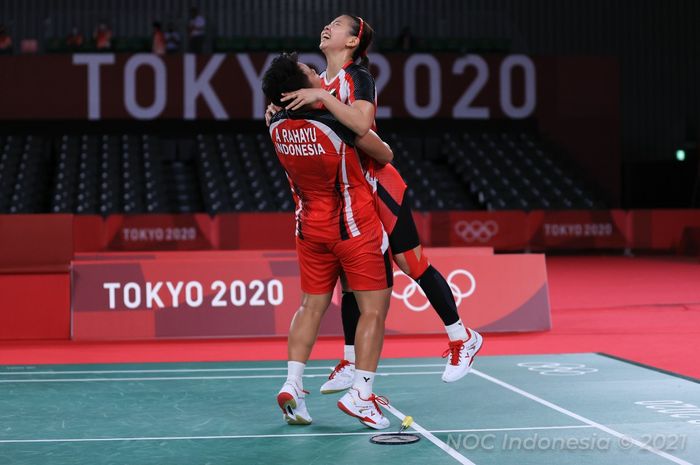 Pasangan ganda putri Indonesia, Greysia Polii/Apriyani Rahayu, melakukan selebrasi sesaat setelah memastikan kemenangan pada babak semifinal Olimpiade Tokyo 2020 atas Lee So-hee/Shin Seung-chan (Korea Selatan) di Musashino Forest Sport Plaza, Tokyo, Jepang, Sabtu (31/7/2021).