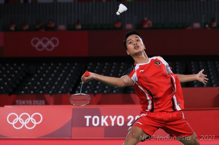 Pebulu tangkis tunggal putra Indonesia, Anthony Sinisuka Ginting, saat bertanding melawan Anders Antonsen pada babak perempat final Olimpiade Tokyo 2020 di Musashino Forest Sport Plaza, Tokyo, Jepang, Sabtu (31/7/2021).