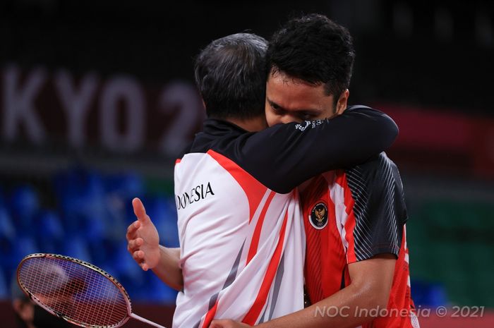 Pebulu tangkis tunggal putra Indonesia, Anthony Sinisuka Ginting, memeluk sang pelatih, Hendry Saputra, usai memastikan kemenangan atas Anders Antonsen pada babak perempat final Olimpiade Tokyo 2020 di Musashino Forest Sport Plaza, Tokyo, Jepang, Sabtu (31/7/2021).