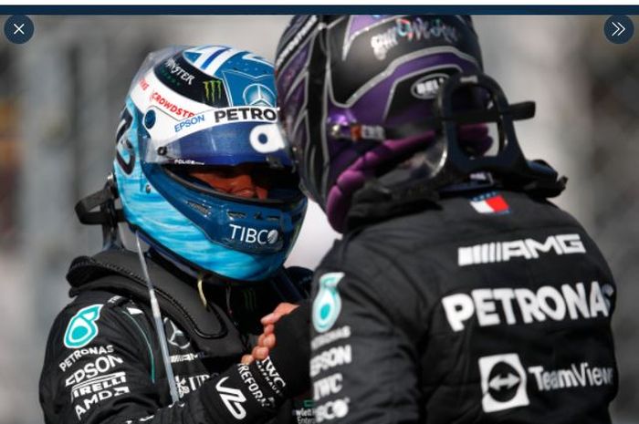 Valtteri Bottas (kiri) dan Lewis Hamilton (kanan) saling berjabat tangan setelah sukses mendapat baris start terdepanF1 GP Hongaria 2021 di Hungaroring, Budapest,  Sabtu (31/7/2021).