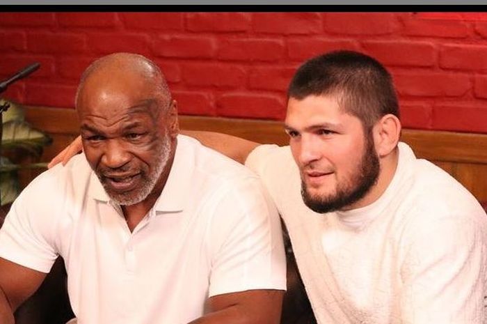 Legenda tinju, Mike Tyson (kiri), dan mantan petarung UFC, Khabib Nurmagomedov (kanan).