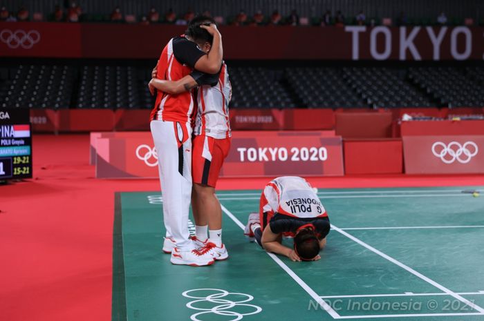 Pelatih ganda putri Indonesia, Eng Hian, memberikan selamat kepada Greysia Polii/Apriyani Rahayu, setelah final Olimpiade Tokyo 2020 di Musashino Forest Plaza, Senin (2/8/2021).