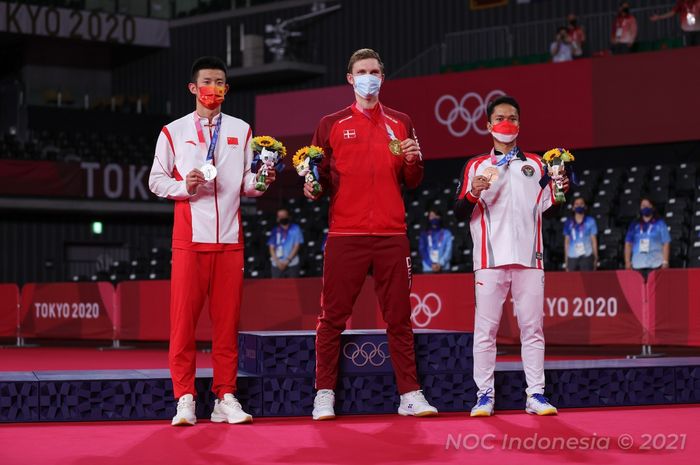Dari kiri ke kanan, Chen Long (China), Viktor Axelsen (Denmark), dan Anthony Sinisuka Ginting (Indonesia) di podium tunggal putra Olimpiade Tokyo 2020 di Musashino Forest Plaza, Senin (2/8/2021).