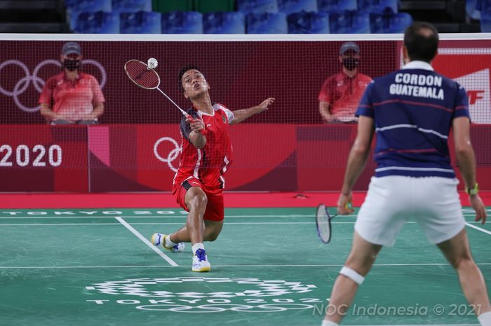 Pebulu tangkis tunggal putra Indonesia, Anthony Sinisuka Ginting, melawan Kevin Gordon (Guatemala) pada perebutan medali perunggu Olimpiade Tokyo 2020 di Musashino Forest Plaza, Senin (2/8/2021).