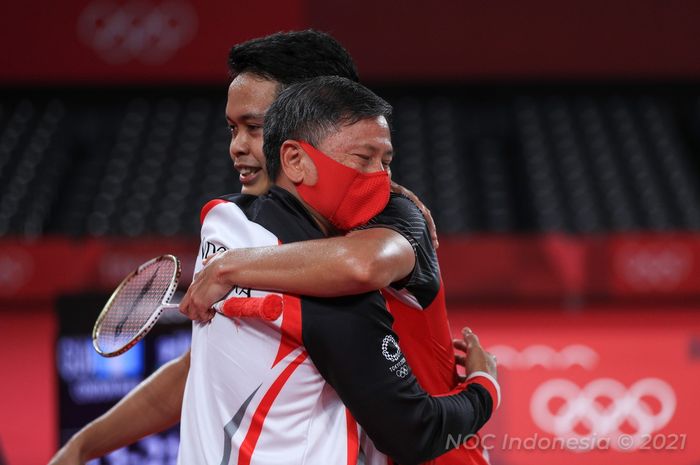 Pebulu tangkis tunggal putra Indonesia, Anthony Sinisuka Ginting, memeluk pelatih, Hendry Saputra Ho setelah laga perebutan perunggu Olimpiade Tokyo 2020 di Musashino Forest Plaza, Senin (2/8/2021).
